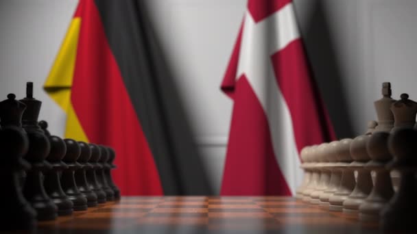 Bandiere di Germania e Danimarca dietro pedoni sulla scacchiera. Gioco di scacchi o rivalità politica relativi animazione 3D — Video Stock