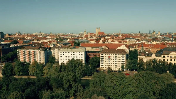 Flucht vom Isarufer in Richtung Zentrum Münchens. Luftaufnahme — Stockfoto