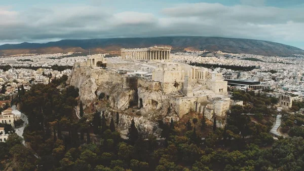 Parthenon temple on famous Acropolis within cityscape of Athens, aerial view — Stock Photo, Image