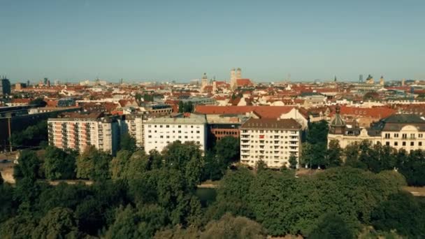 Flyg från floden Isar vallen mot centrum av München, Tyskland. Aerial shot — Stockvideo