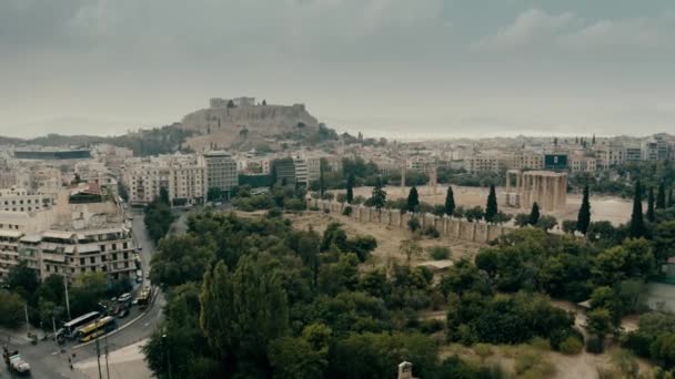 Вид с воздуха на храм Зевса Олимпийского и Акрополь в Афинах, Греция — стоковое видео