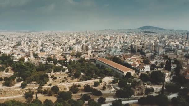 Vista aérea del museo Stoa of Attalos y del Ágora antiguo de Atenas, un espacio público central en la ciudad griega antigua, Grecia — Vídeos de Stock