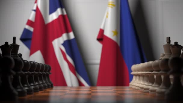 棋盘上的棋子后面悬挂着大不列颠和菲律宾的旗帜。国际象棋游戏或政治竞争相关3D动画 — 图库视频影像