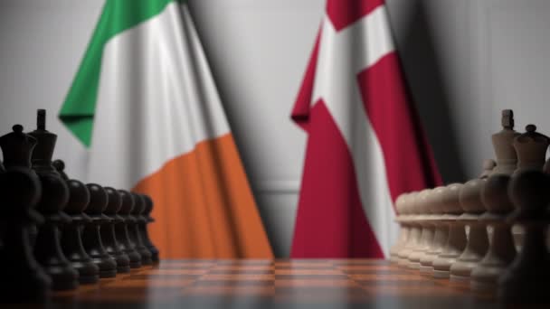 Vlajky Irské republiky a Dánska za pěšci na šachovnici. Šachová hra nebo politická — Stock video