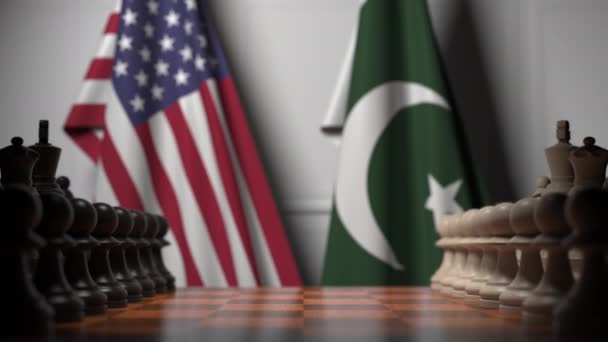 乌萨和巴基斯坦的旗帜在棋盘上的棋子后面。国际象棋游戏或政治竞争相关3D动画 — 图库视频影像