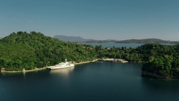 Lefkada, Griekenland-21 september 2019. Luchtfoto van Feadship luxe motorjacht Anna aangemeerd op Skorpios Island — Stockvideo