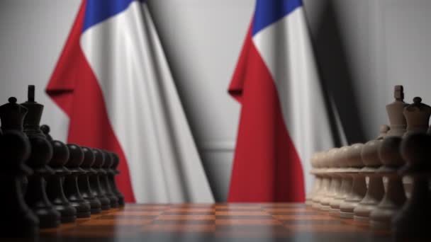 棋盘上的棋子后面悬挂着智利国旗。国际象棋游戏或政治竞争相关3D动画 — 图库视频影像