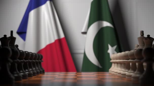 チェスボードのポーンの後ろにフランスとパキスタンの旗。チェスゲームや政治的ライバル関連の3Dアニメーション — ストック動画