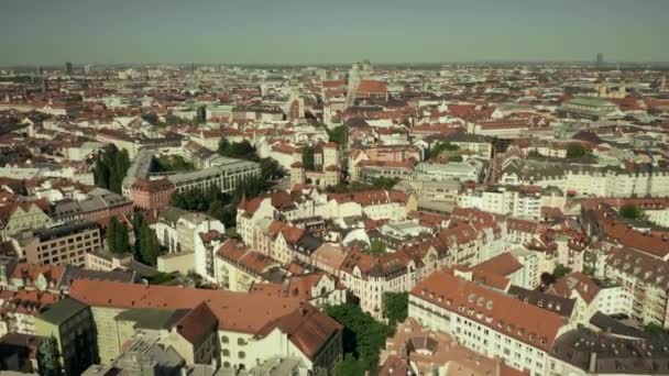 Almanya'nın Bavyera başkenti Münih'in havadan çekilen fotoğrafı — Stok video
