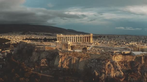 Parthenon tempel på Akropolis i Aten vid vacker solnedgång, flygutsikt. Grekland — Stockvideo