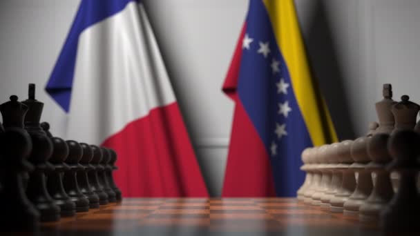 Fahnen von Frankreich und Venezuela hinter Bauern auf dem Schachbrett. Schachspiel oder politische Rivalität im Zusammenhang mit 3D-Animation — Stockvideo