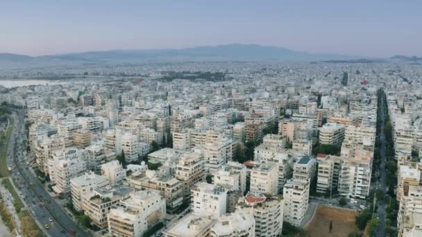 夕方、アテネの沿岸地区、パリオ・ファリロの航空写真。ギリシャ — ストック動画