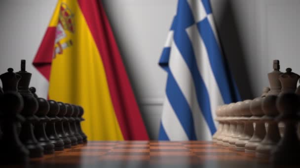 Флаги Испании и Греции за пешками на шахматной доске. Шахматная игра или политическое соперничество — стоковое видео