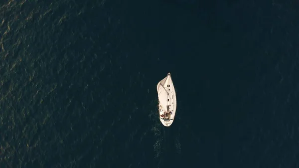 Luftaufnahme von oben nach unten von Unbekannten, die auf einer Jacht auf See unterwegs sind — Stockfoto