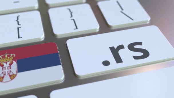 Szerbia tartomány .rs és zászló a billentyűzet gombjain. Nemzeti internettel kapcsolatos 3D animáció — Stock videók
