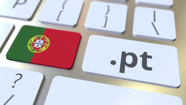 Dominio portoghese .pt e bandiera del Portogallo sui pulsanti sulla tastiera del computer. Animazione 3D relativa a Internet nazionale — Video Stock