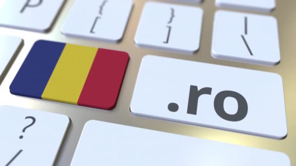 Dominio rumeno .ro e bandiera della Romania sui pulsanti sulla tastiera del computer. Animazione 3D relativa a Internet nazionale — Video Stock
