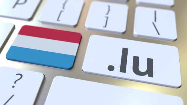 Lucemburská doména .lu a vlajka Lucemburska na tlačítkách na klávesnici počítače. Národní internet související 3D animace — Stock video