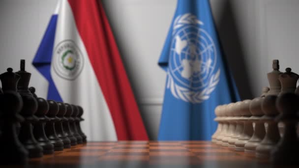 Banderas de Paraguay y las Naciones Unidas detrás de peones en el tablero de ajedrez. Editorial conceptual Animación 3D — Vídeo de stock