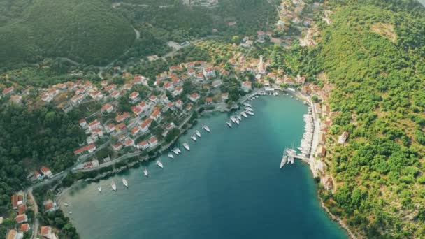 Foto aérea de la hermosa ciudad de Kioni y el puerto. Isla Ítaca situada en el Mar Jónico, Grecia — Vídeos de Stock