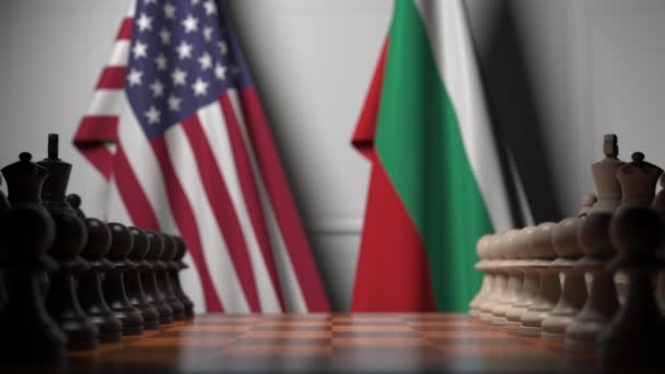 Флаги США и Болгарии за пешками на шахматной доске. Шахматная игра или политическое соперничество — стоковое видео