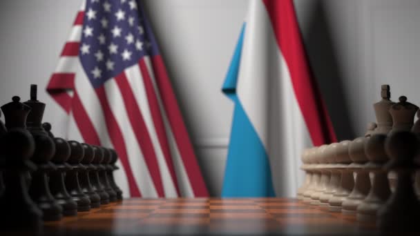Flaggor i Usa och Luxemburg bakom brickor på schackbrädet. Schackspel eller politisk rivalitet relaterad 3D-animation — Stockvideo