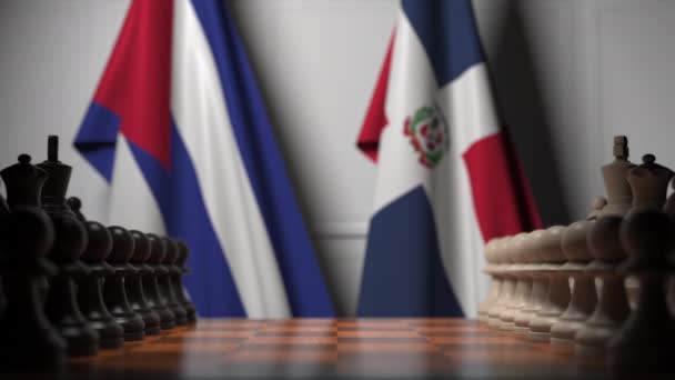 Σημαίες της Κούβας και της Δομινικανής Δημοκρατίας πίσω από πιόνια στη σκακιέρα. Σκάκι παιχνίδι ή πολιτική αντιπαλότητα που σχετίζονται με 3d animation — Αρχείο Βίντεο