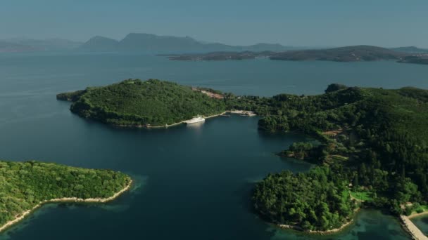 Luchtfoto van het eiland Skorpios en luxe motorjacht, Griekenland — Stockvideo