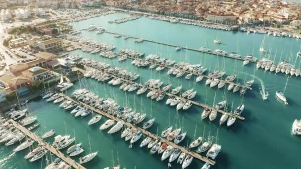 Vista aérea de yates de vela en marina. Lefkas, Grecia — Vídeos de Stock