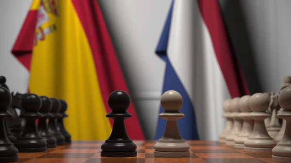 Шахматная игра против флагов Испании и Нидерландов. Политическая конкуренция — стоковое фото