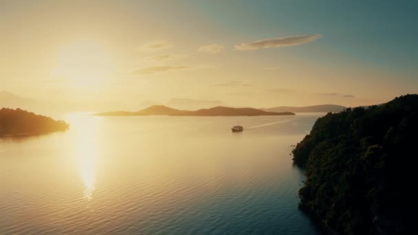 Vista aérea de um navio no mar ao pôr-do-sol bonito, Grécia — Vídeo de Stock
