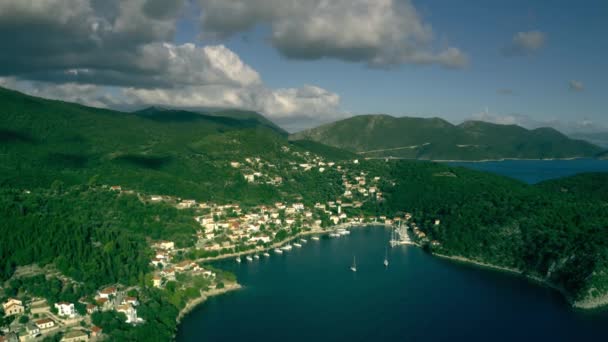 Vista aérea de la bahía de Kioni y paisaje de la isla de Ítaca, Grecia — Vídeo de stock