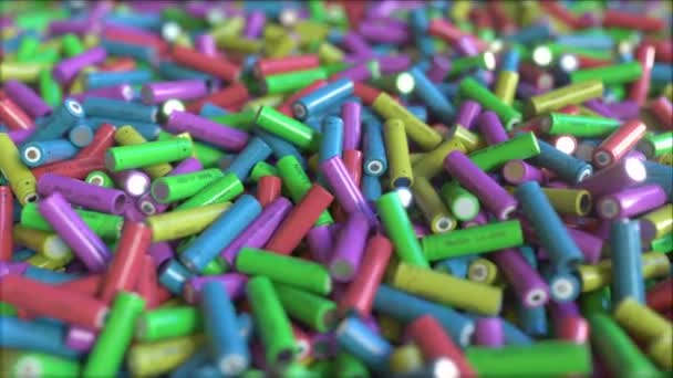 Большая куча разноцветных литий-ионных батарей, используемых в промышленных аккумуляторах для портативной электроники и электромобилей. 3D анимация — стоковое видео