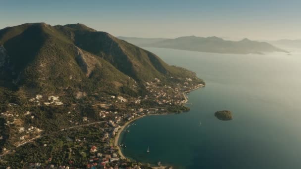 Yunanistan 'ın Nydri kenti yakınlarındaki güzel kıyı manzarasının hava görüntüleri — Stok video