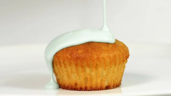 ケーキの上に白いアイシングをかける、クローズアップショット — ストック写真