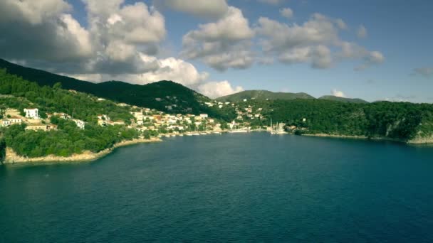 Kioni Körfezi 'nin havadan görüntüsü. Ithaca Adası, Yunanistan — Stok video