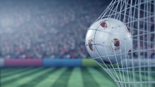 Balle avec FC Augsburg logo du club de football frappe filet de but de football. Animation 3D éditoriale conceptuelle — Video