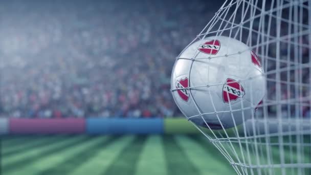 Мяч с логотипом футбольного клуба "Атлетико Индепендьенте" попадает в сетку футбольных ворот. Концептуальная редакционная 3D анимация — стоковое видео