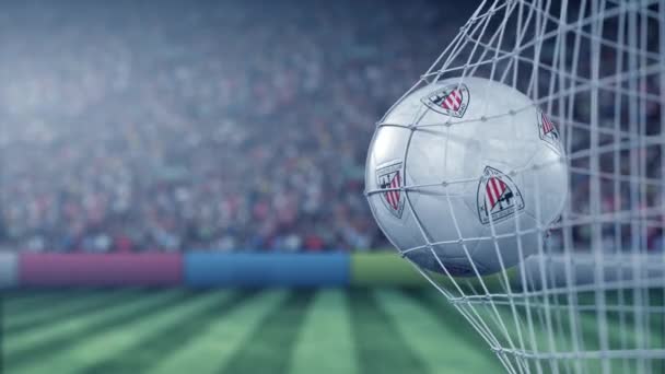 Мяч с логотипом футбольного клуба Атлетик Бильбао попадает в сетку футбольных ворот. Концептуальная редакционная 3D анимация — стоковое видео