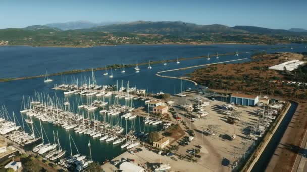 Vista aérea del concurrido tráfico marítimo del puerto deportivo. Lefkas, Grecia — Vídeo de stock