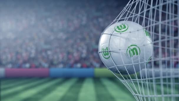 Balle avec le logo du club de football Wolfsburg VFL frappe filet de but de football. Animation 3D éditoriale conceptuelle — Video