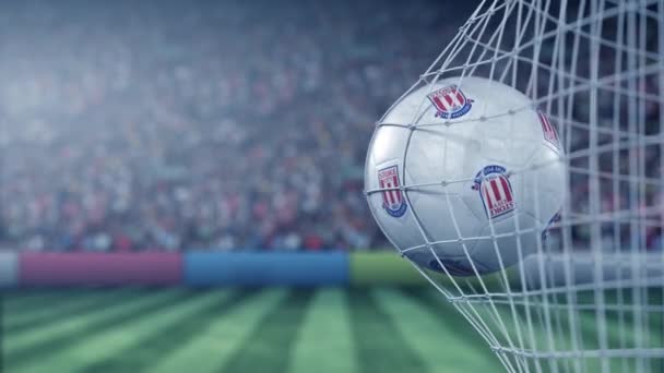 Мяч с логотипом футбольного клуба Сток Сити попадает в сетку футбольных ворот. Концептуальная редакционная 3D анимация — стоковое видео