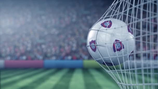 Мяч с логотипом футбольного клуба "Сан-Лоренцо де Альмагро" попадает в ворота футбольного клуба. Концептуальная редакционная 3D анимация — стоковое видео