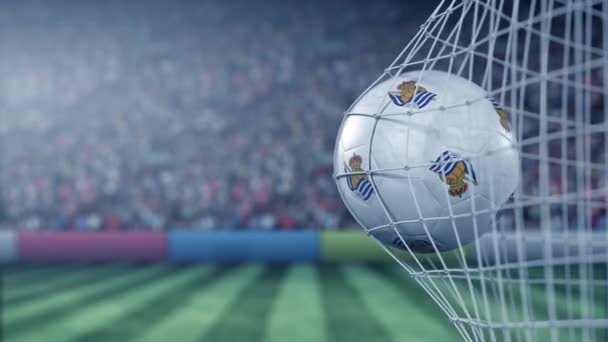 Balle avec logo Real Sociedad club de football frappe filet de but de football. Animation 3D éditoriale conceptuelle — Video
