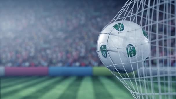 Piłka z logo klubu piłkarskiego Al-Ahli Saudi Fc trafia w siatkę bramkową. Konceptualna animacja 3d — Wideo stockowe