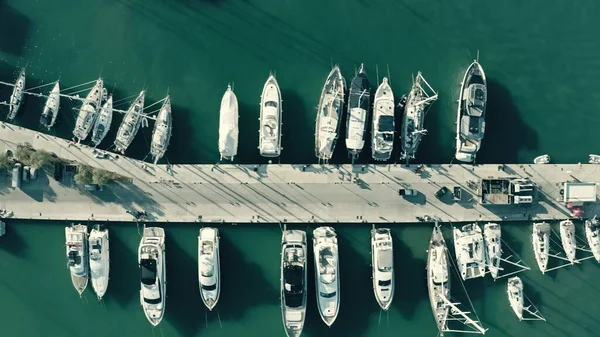 Vista aérea de cima para baixo de iates de vela atracados no cais da marina, Grécia — Fotografia de Stock