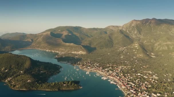 Foto aerea della città costiera di Nydri. Lefkada, Grecia — Video Stock