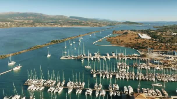 Veduta aerea del porto turistico e barche a vela. Lefkas, Isola di Lefkada, Grecia — Video Stock