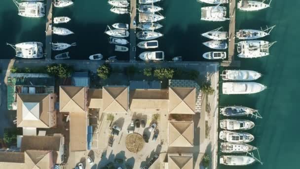 Vista aérea de arriba hacia abajo de un puerto deportivo y veleros griegos — Vídeo de stock