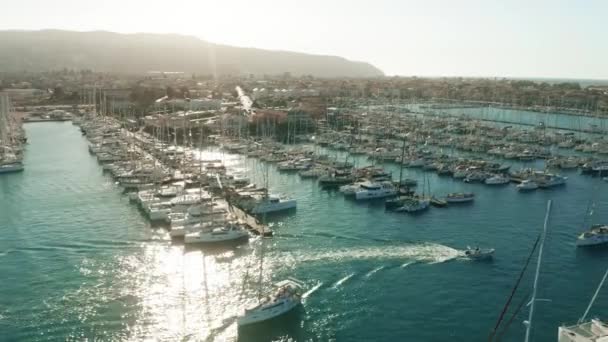 Flygfoto över marinan på en solig dag. Lefkas, Grekland — Stockvideo